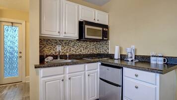 Geladeira, micro-ondas, cooktop, lava-louças