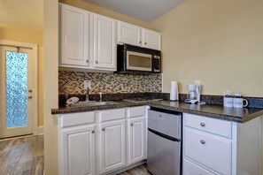 Geladeira, micro-ondas, cooktop, lava-louças