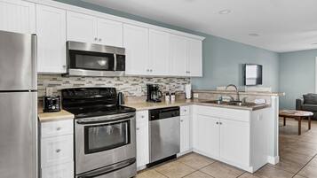 Refrigerador, microondas, horno y lavavajillas