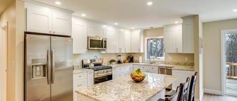 Coffee/tea maker, fridge, microwave, stovetop