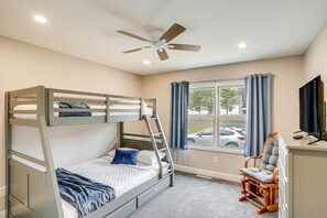 3 bedrooms, desk, iron/ironing board, travel cot - Catskills Winter Getaway w/ Game Room (Greenville)