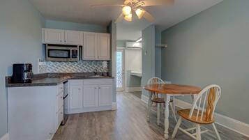 Kühlschrank, Mikrowelle, Kochgeschirr/Geschirr/Besteck, Esstisch