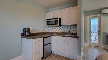 Geladeira, micro-ondas, talheres/pratos/utensílios de cozinha