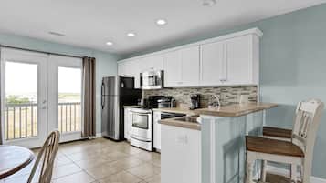 Microondas, horno, lavavajillas y cafetera y tetera