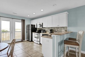 Microwave, oven, dishwasher, coffee/tea maker