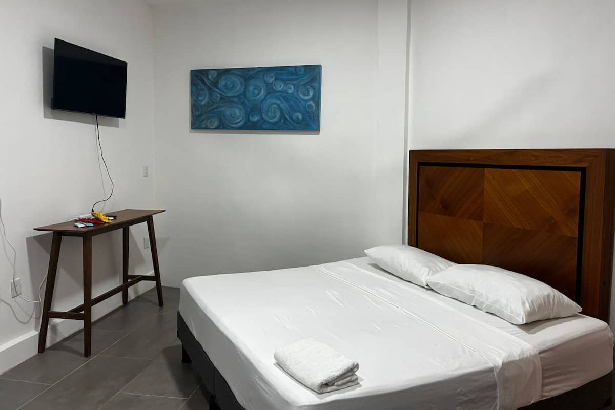 Basic Room, 1 King Bed | 1 bedroom, free WiFi, bed sheets