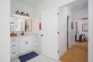 4 室のベッドルーム、アイロン / アイロン台、WiFi、ベッドシーツ