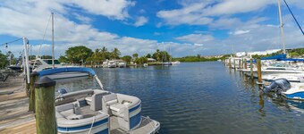 ALL BRAND-NEW Waterfront room-Heated Pool, Tiki Bar, Gym