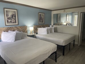 1 bedroom, iron/ironing board, free WiFi, bed sheets - ALL BRAND-NEW Waterfront room-Heated Pool, Tiki Bar, Gym (Sarasota)