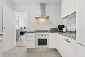 Fridge, microwave, oven, stovetop - Casa de Tulipanes Estepona (Estepona)