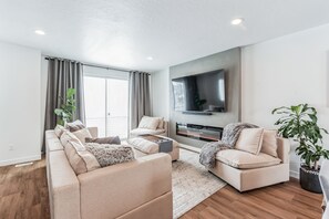 Smart-TV, peis og bøker