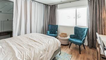 4 habitaciones, escritorio y tabla de planchar con plancha