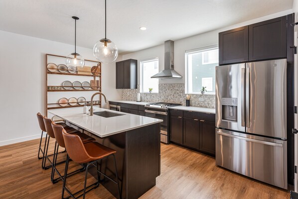 Kjøleskap, mikrobølgeovn, ovn og kokeplater