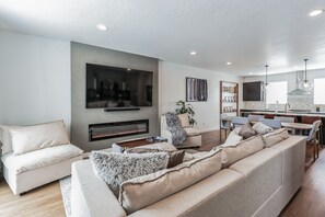 Smart-TV, Kamin, Bücher