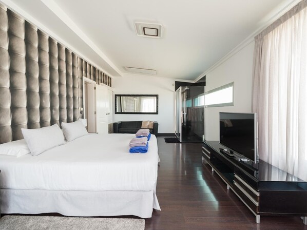 5 bedrooms, in-room safe, desk, iron/ironing board - Entire home in Meloneras. BBQ, pool, jacuzzi (Maspalomas)