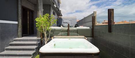 Outdoor spa tub