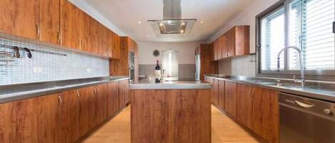 冷蔵庫、電子レンジ、オーブン、コンロ