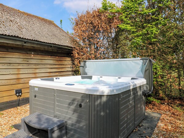 Cottage | Outdoor spa tub