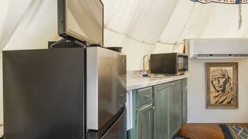 Réfrigérateur, micro-ondes, four, cafetiÚre/bouilloire