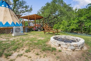 Outdoor dining - Bandera Stronghold - Cochise Tipi (Bandera)