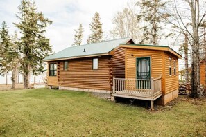 Exterior - Escape to Tranquility at The Sandy Pearl: A Cozy Log Cottage Retreat (Tatamagouche)