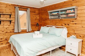 2 bedrooms, WiFi, bed sheets - Escape to Tranquility at The Sandy Pearl: A Cozy Log Cottage Retreat (Tatamagouche)