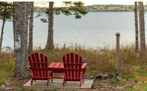 Property grounds - Escape to Tranquility at The Sandy Pearl: A Cozy Log Cottage Retreat (Tatamagouche)
