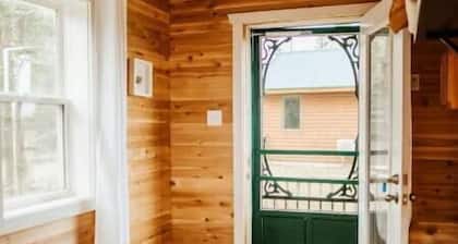 Oyster Shore, #5: Oceanfront Log Cottage Retreat