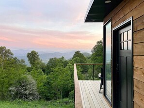 Terrace/patio - Luxe Glass Cabin + Hot Tub + Premium Mountain view (Clyde)