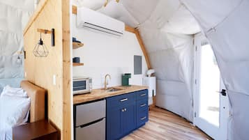 Fridge, oven, coffee/tea maker, cookware/dishes/utensils