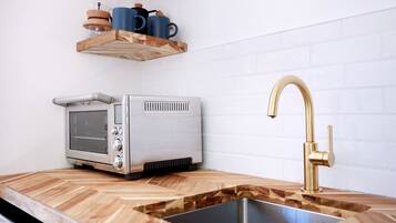 Réfrigérateur, four, cafetiÚre/bouilloire