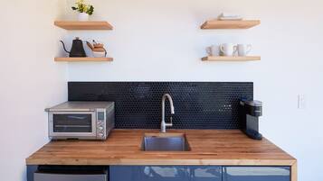 Een koelkast, een oven, een koffiezetapparaat/waterkoker