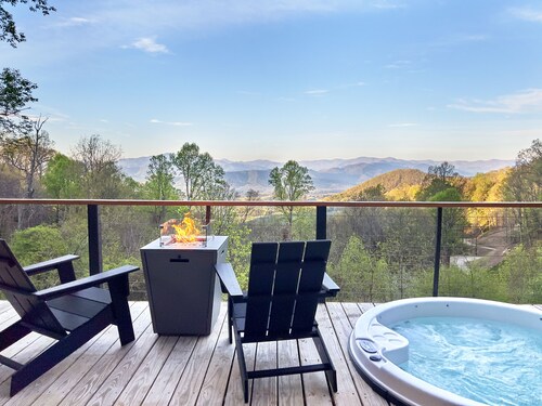 Luxe Glass Cabin + Hot Tub+ Mountain View +Hiking