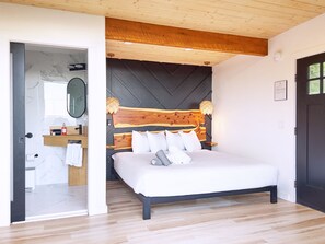 1 bedroom, WiFi, bed sheets - Luxe Glass Cabin + Hot Tub+ Mountain View +Hiking (Clyde)