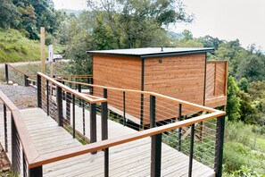 Property grounds - Luxe Glass Cabin + Hot Tub+ Mountain View +Hiking (Clyde)