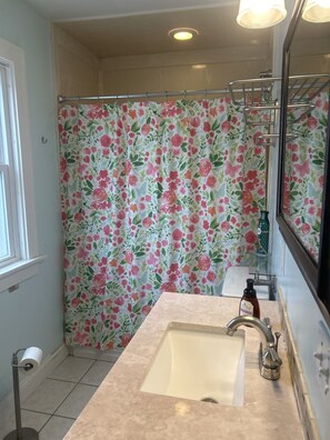 Hårtork, handdukar, tvål och schampo