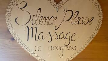Ein herzförmiges Schild mit dem Aufdruck: „Ruhe bitte, Massage im Gange.