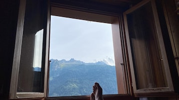 Una habitación con un amplio ventanal y vistas a la montaña.