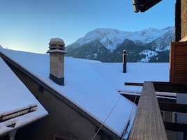 Vista nevada de una montaña desde la azotea de un edificio.