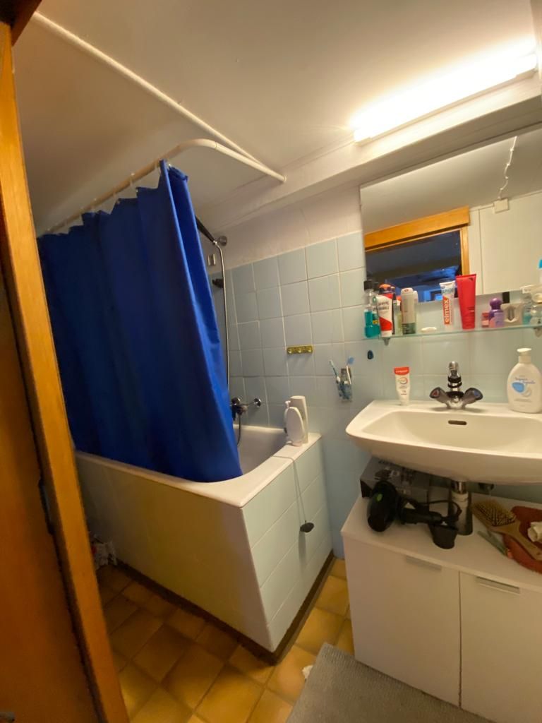 Ein Badezimmer mit Badewanne, Waschbecken und Spiegel.