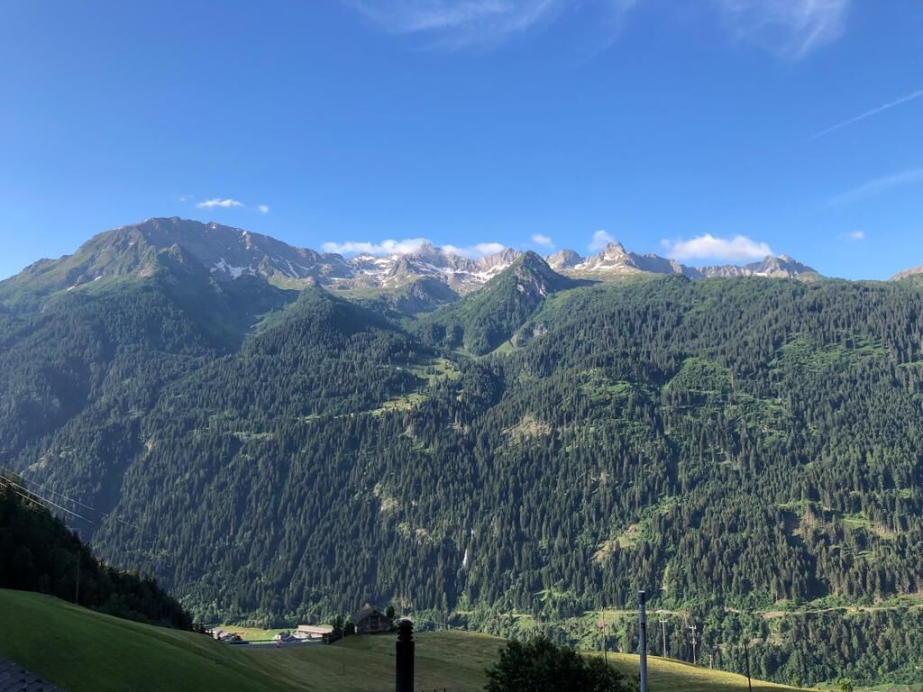 Un paysage montagneux sous un ciel dégagé.