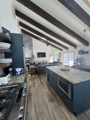 Especias y mesa de comedor