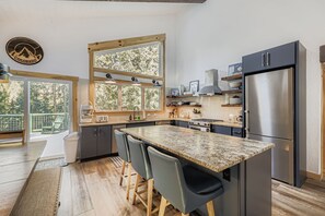 Especias y mesa de comedor