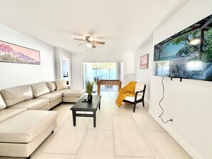 TV - Experience Bliss – Relaxing Retreat Near Treasure Island Beaches (Treasure Island)