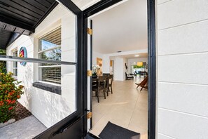Un interior moderno con comedor, cocina y sala de estar.