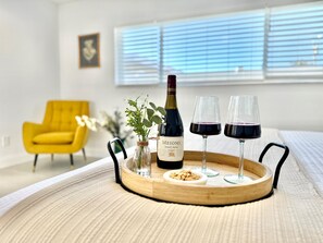 3 habitaciones, tabla de planchar con plancha y cuna de viaje 