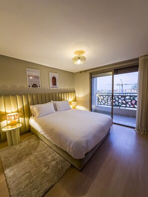 2 عدّة غرف نوم وستائر تعتيم وتجهيزات عازلة للصوت ومكواة/لوح كي