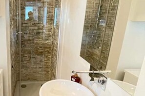 Baignoire Ă jets, sĂšche-cheveux, bidet, serviettes fournies