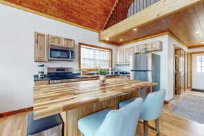 Fridge, microwave, oven, stovetop - Cottage on active vineyard with lovely views, grill, firepit, EV charger, & W/D (Keuka Park)