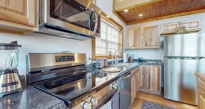 Cottage on active vineyard with lovely views, grill, firepit, EV charger, & W/D